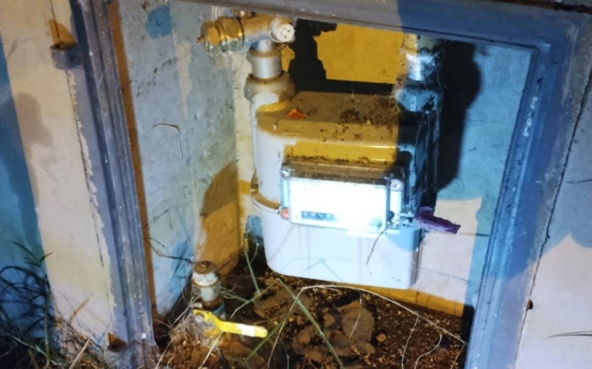 En un barrio de La Plata los dejaron sin medidor de gas y re "calientes" pese a la ola de frío