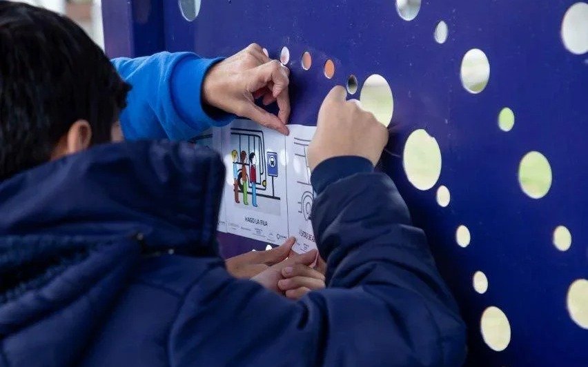Señales pictográficas de accesibilidad cognitiva en parada de colectivos