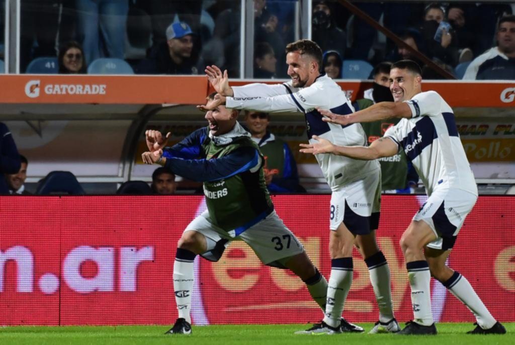 Colazo, entre el festejo por los 101 partidos y el gol de tiro libre