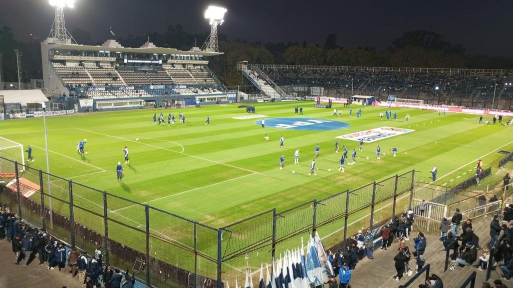 Con mucho trabajo previo, el campo de juego aguantó el partido