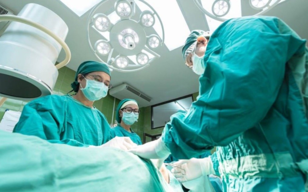 "La tormenta perfecta": dura advertencia de médicos que colocan stents que hace peligrar las cirugías cardiovasculares