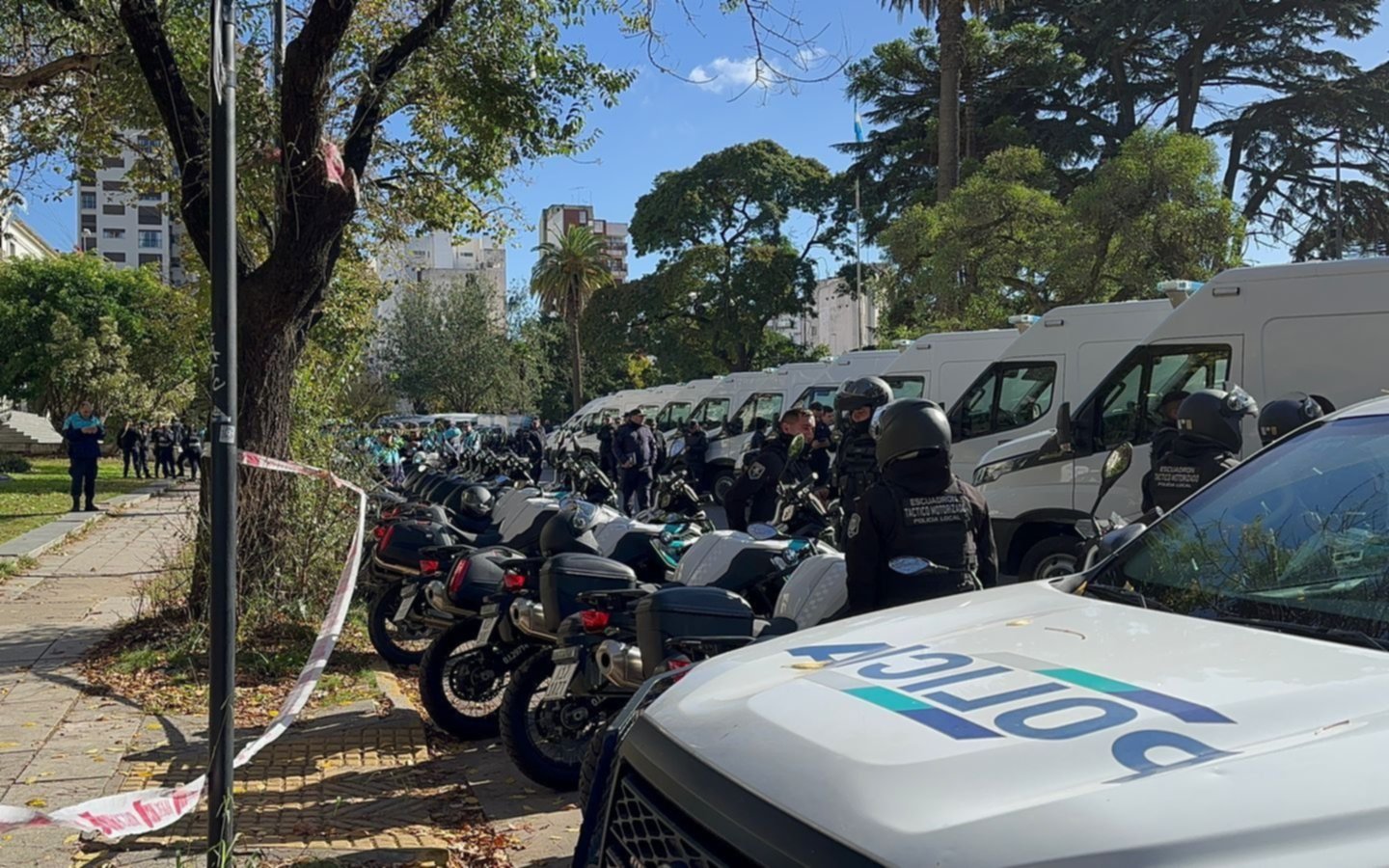 El Ministerio de Seguridad, vallado y rodeado de motos y patrulleros en la previa de anuncios de Kicillof en La Plata