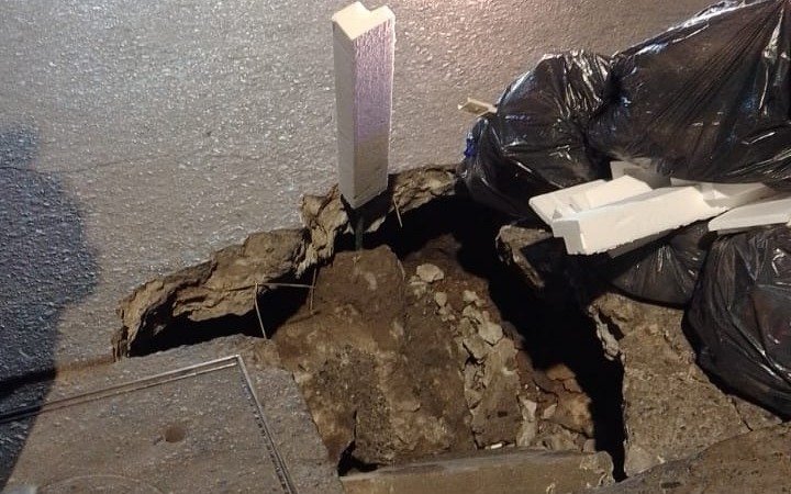 Alerta y peligro por un "cráter": se hundió el asfalto en plena rotonda del casco urbano de La Plata