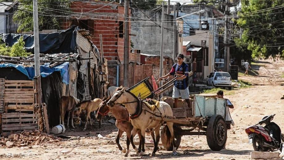 Una familia tipo debe ganar más de 820.000 pesos para no ser pobre