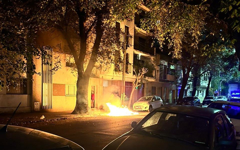 Incendiaron un contenedor en pleno centro