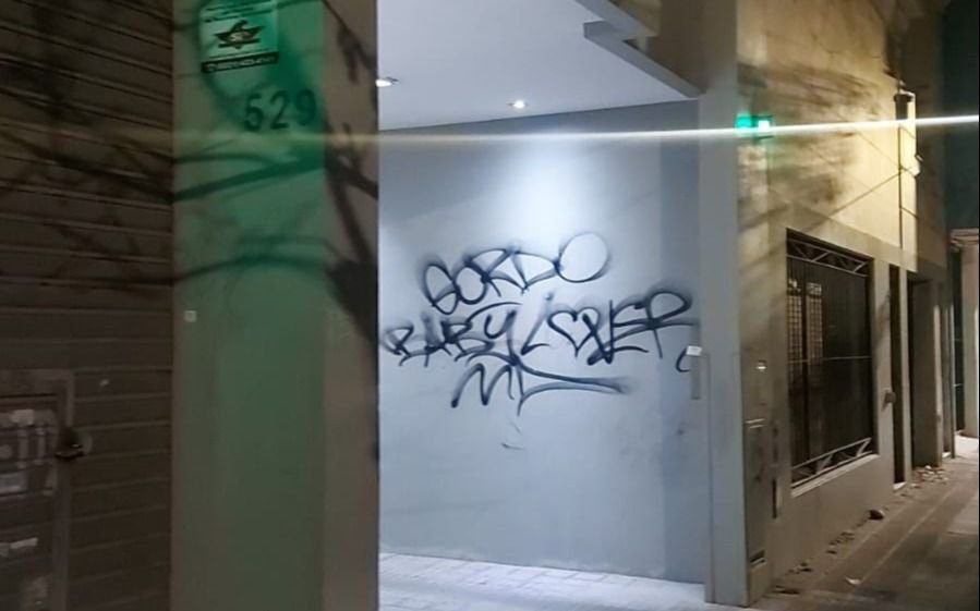Arruinaban fachadas en pleno Barrio Norte y la policía los sorprendió "in fraganti"