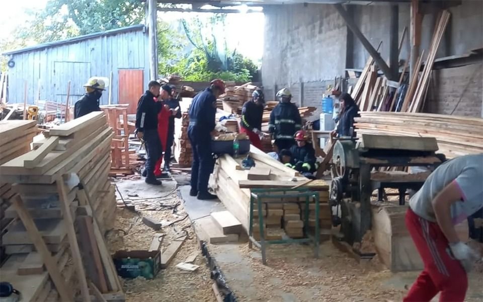 Drama y accidente en una maderera de La Plata: un operario atrapado y en gravísimo estado