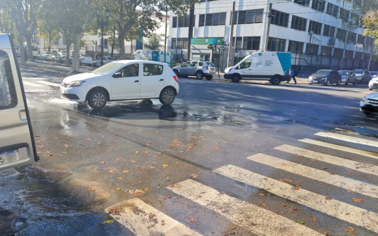 Derrame cloacal a metros del Ministerio de Salud