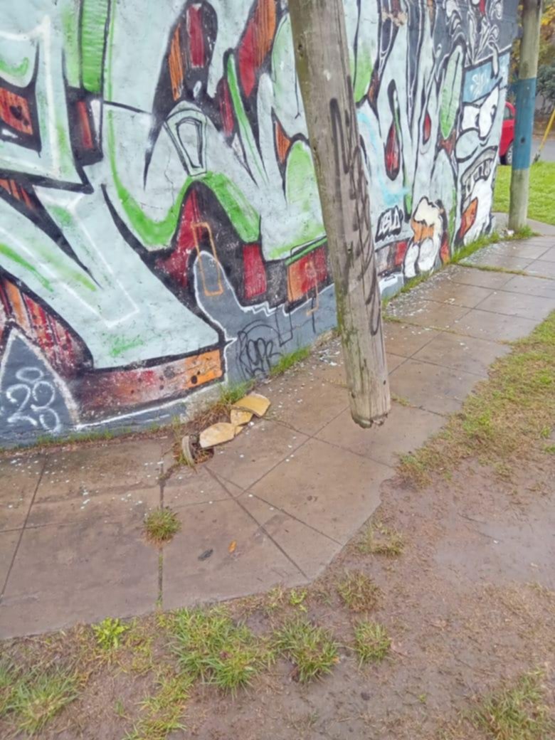 Un poste de luz a punto de caer a metros de escuelas