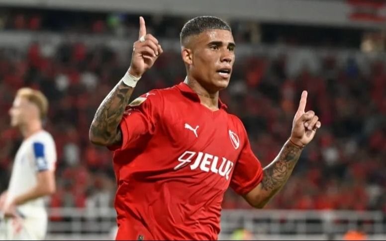 El Rojo vendió a Costa y suma dinero para levantar inhibiciones