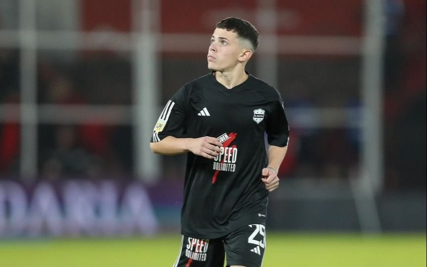 La historia de Mateo Apolonio, el chico de 14 años que debutó en la primera de Riestra y le sacó el récord al Kun Agüero