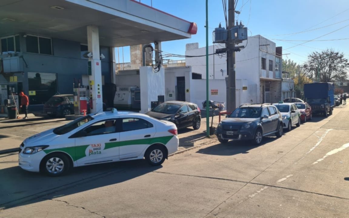VIDEO.- Más de una hora de espera, 400 metros de cola y bronca: sigue el drama para cargar GNC en La Plata
