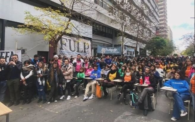 La Plata: en la Facultad de Derecho volvieron las clases en plena calle "por la educación pública"