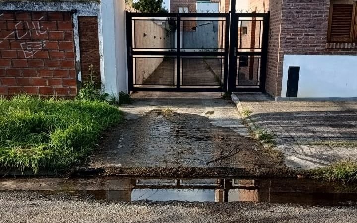 Malestar en Tolosa por una pérdida de agua: "Hace años no tenemos respuestas"