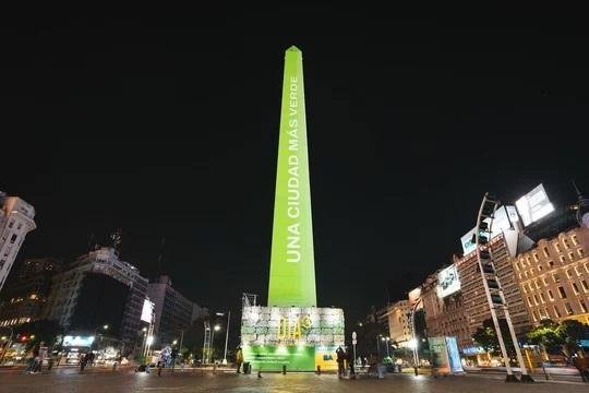 Rodean el Obelisco con plásticos recuperados