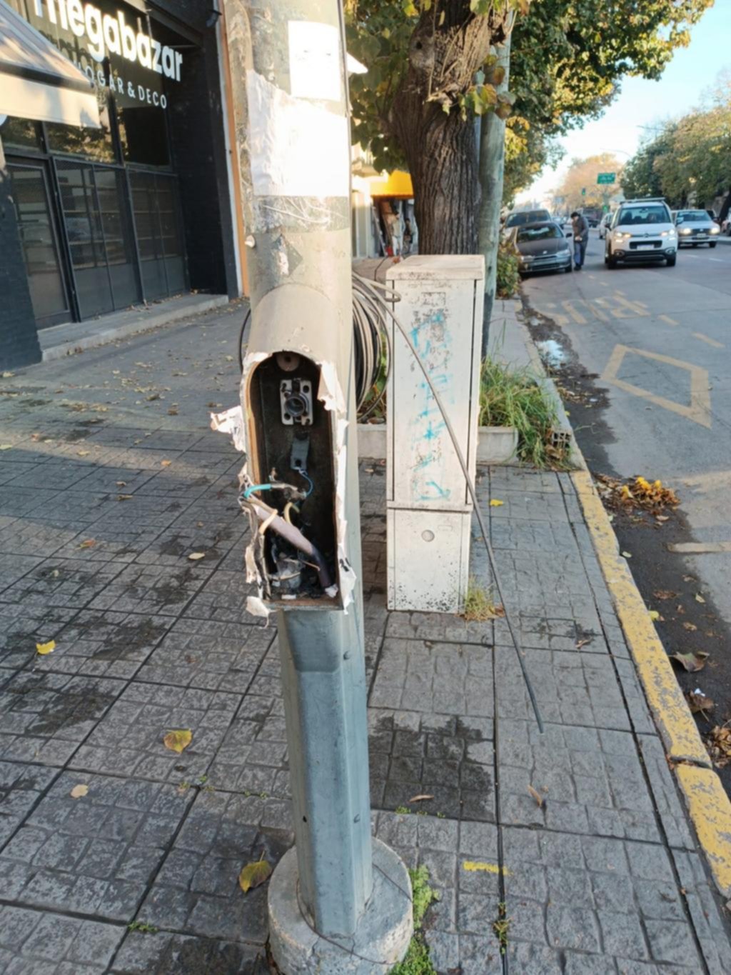 Cables sueltos en los postes de luz, en 7 entre 34 y 35
