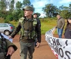 Policías y docentes toman edificios y cortan rutas