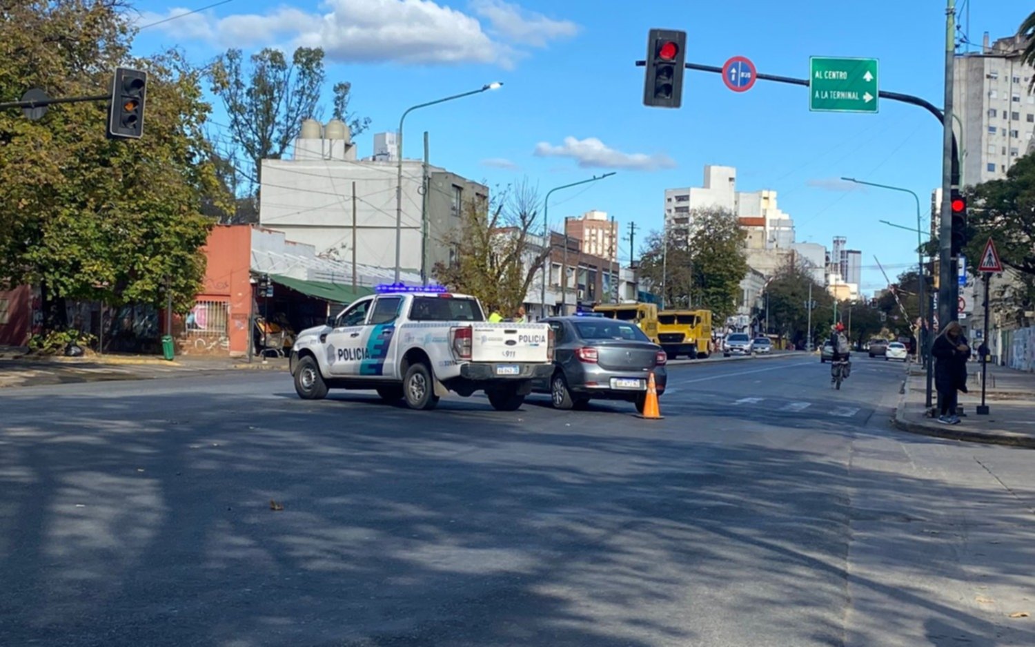Choque a metros de la Estación de trenes de La Plata: un motociclista debió ser hospitalizado