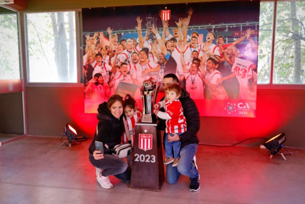 El Pincha empezó un largo festejo con las copas y sus hinchas en UNO