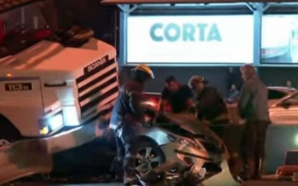 Accidente fatal en la autopista Panamericana: chocó un camión y voló un contenedor que impactó contra 9 vehículos