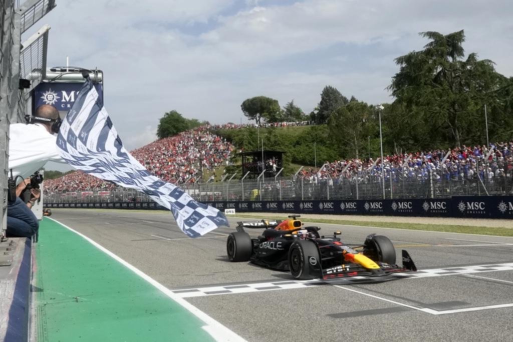 Verstappen aguantó en el final y pudo festejar en Imola