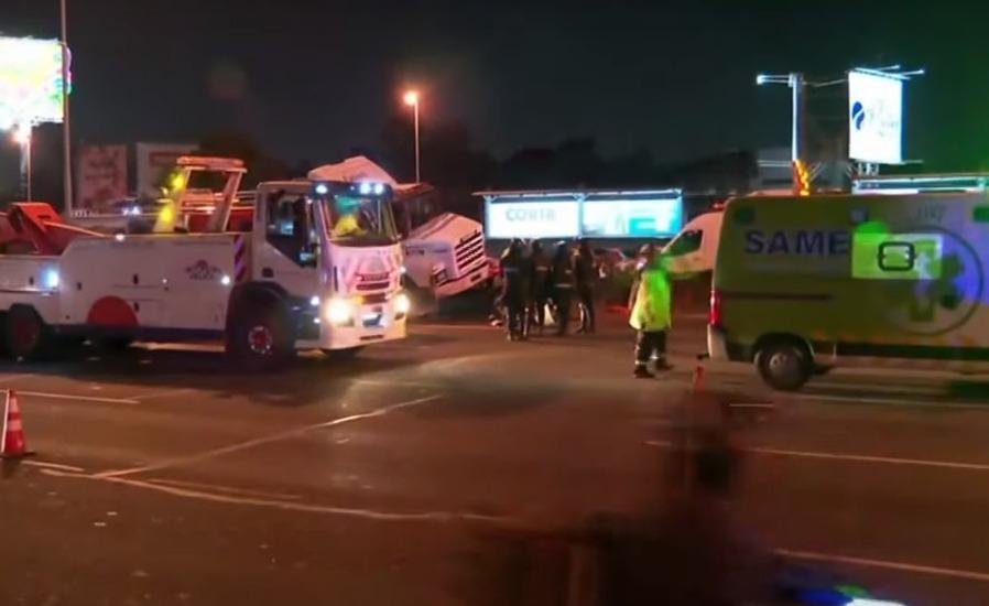 Un camión chocó y dejó al menos cinco muertos