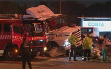 Son dos los muertos por el choque del camión y el auto en La Panamericana