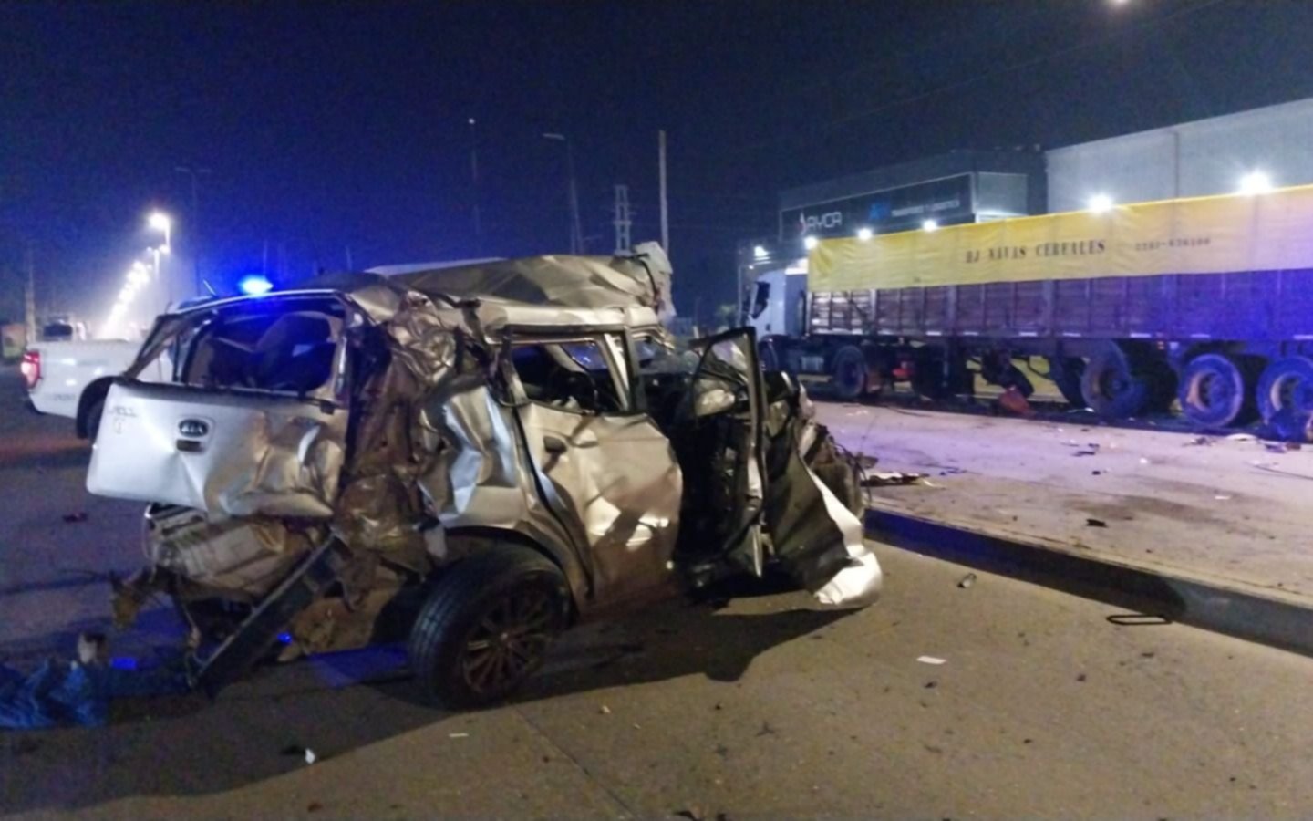 Trágico choque en La Plata: un auto se incrustó contra un camión en Av. 520