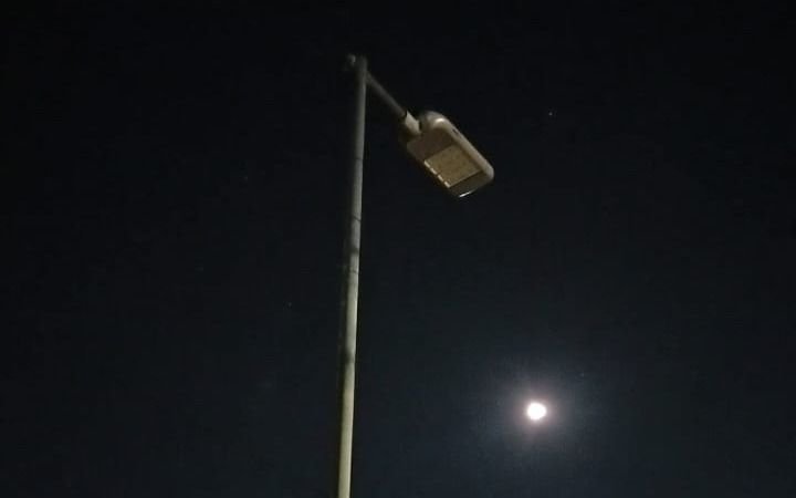 Un foco "con pocas luces" en un barrio de La Plata