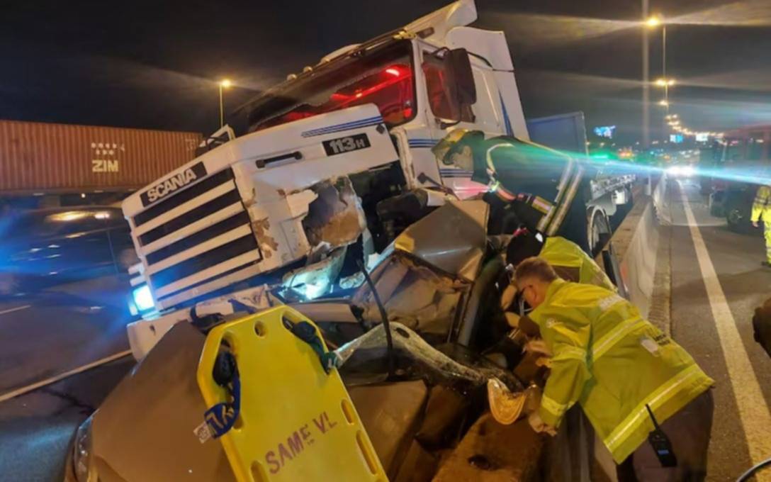 Accidente fatal en Panamericana: camión chocó, se soltó el acoplado y aplastó a una familia