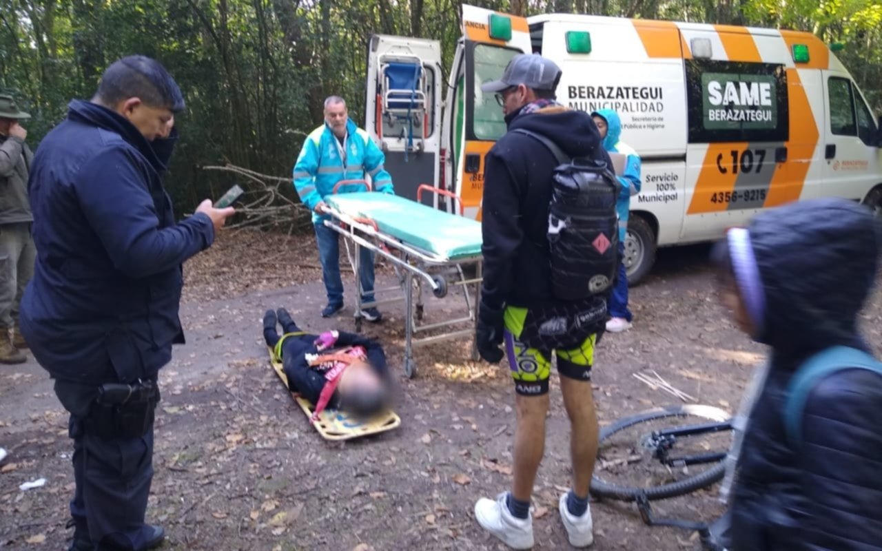 Una ciclista sufrió un accidente en el Parque Pereyra y montaron un operativo para rescatarla