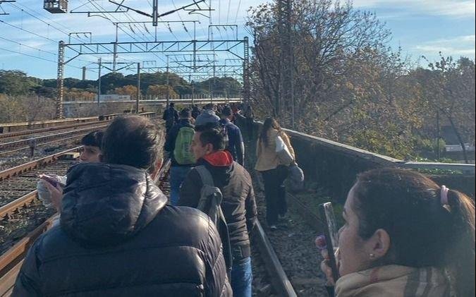 Una falla eléctrica obligó a pasajeros del Roca a bajarse y seguir las vías