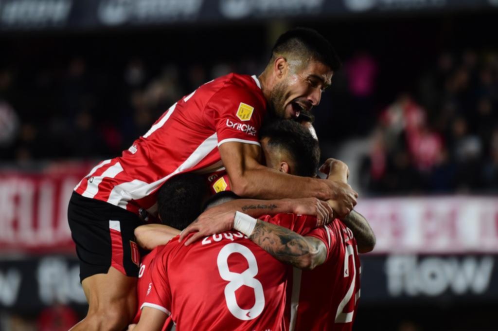 Estudiantes vs Deportivo Riestra.- El Pincha festejó su nueva estrella y se regaló otro triunfo