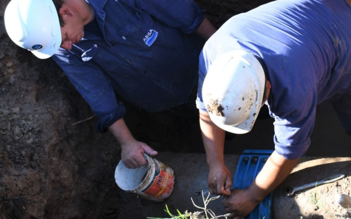 Uno por uno, los barrios de La Plata que están sin agua este martes por obras de Absa