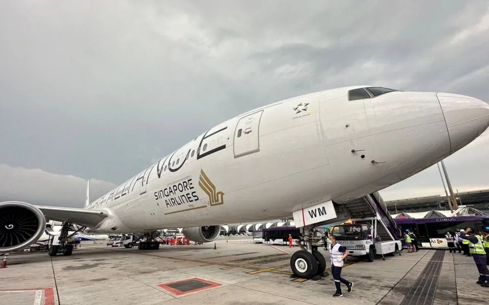 Un muerto y más de 30 heridos en un vuelo a Singapur: así quedó la nave