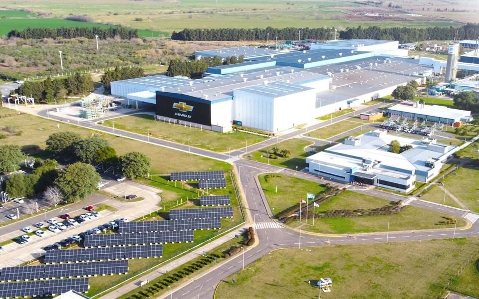 Otra automotriz paraliza su producción en la Argentina por las inundaciones en Brasil