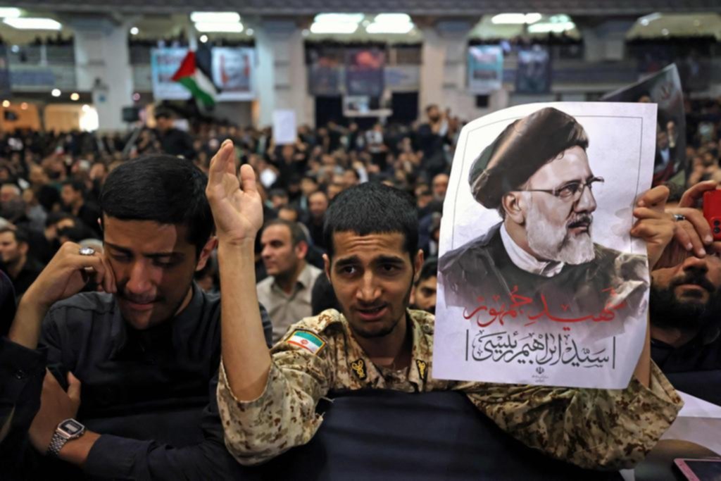 Luto en Irán: adiós al presidente con no tanto fervor popular