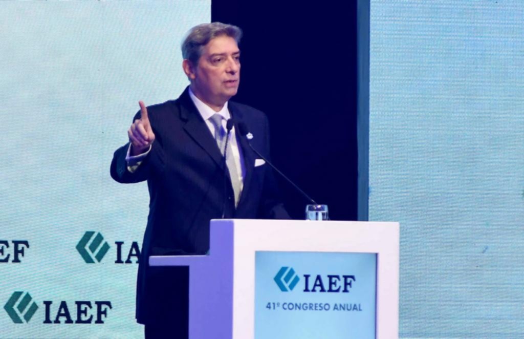 “No vaya a ser que nos quiera recortar cargos”