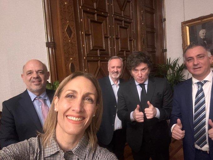 Milei se mete en el armado bonaerense y reparte bendiciones