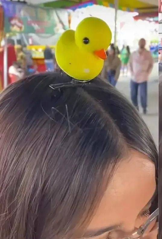 Patitos amarillos en la cabeza, la moda que arrasa en La Plata: por qué son tendencia y versiones de su origen