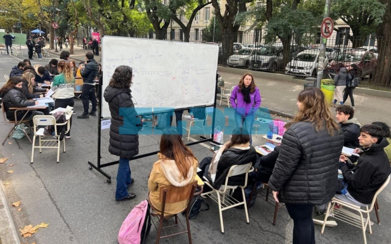 Paro docente en la UNLP y en escuelas de La Plata: qué gremios se adhieren este jueves