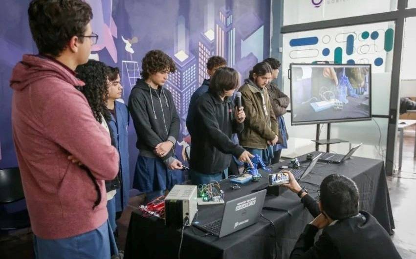 Municipio de Quilmes entregó kits de robótica para las escuelas técnicas