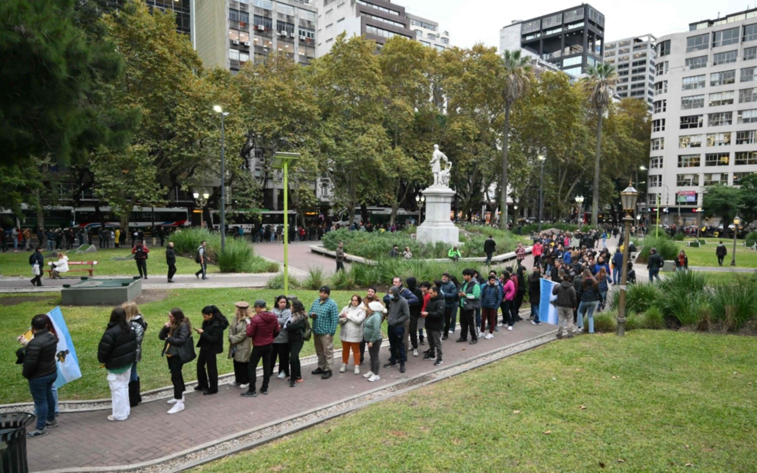 Largas filas para ver al Presidente,  desde profesionales a amas de casa