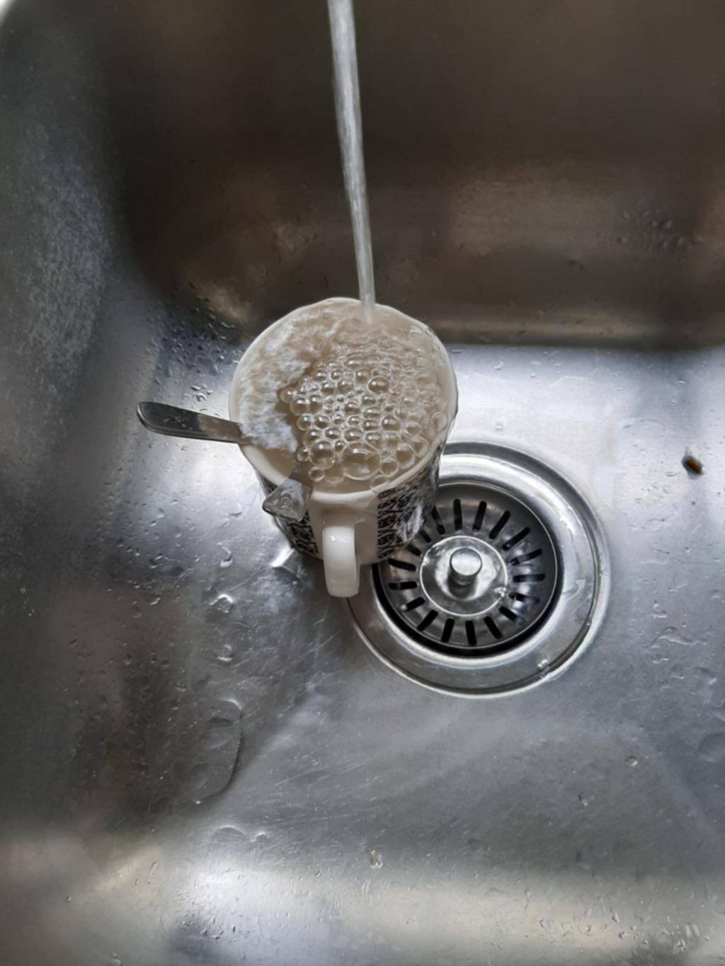 Las canillas proveen agua marrón en 16 entre 67 y 68