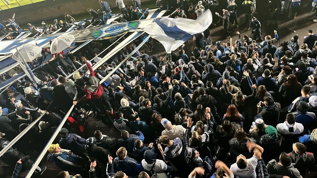 Firmes con el Lobo: los hinchas le pusieron color a otra noche de Copa Argentina