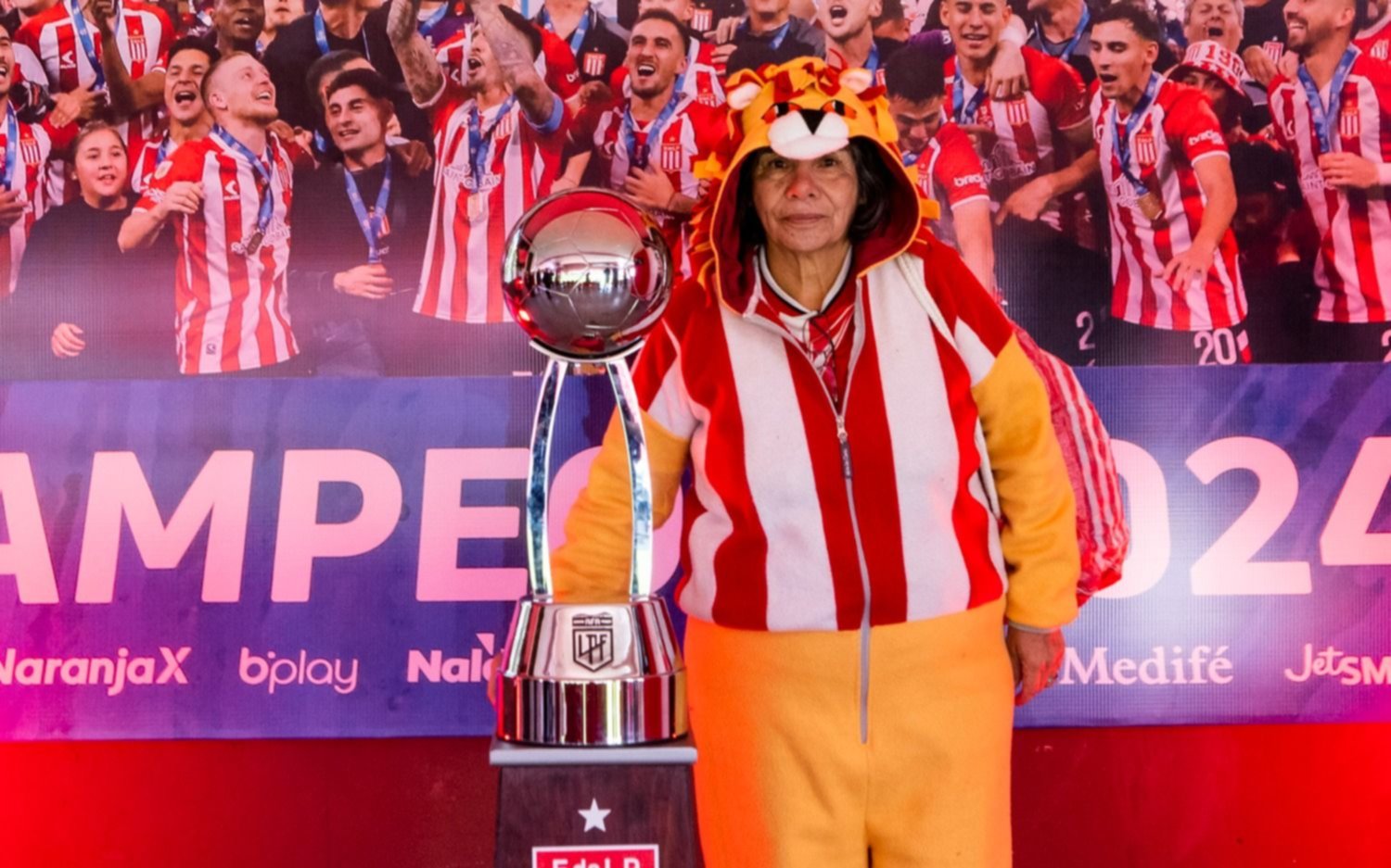 Los hinchas de Estudiantes y sus fotos con las Copas: cómo descargar las imágenes tomadas en el finde del campeón