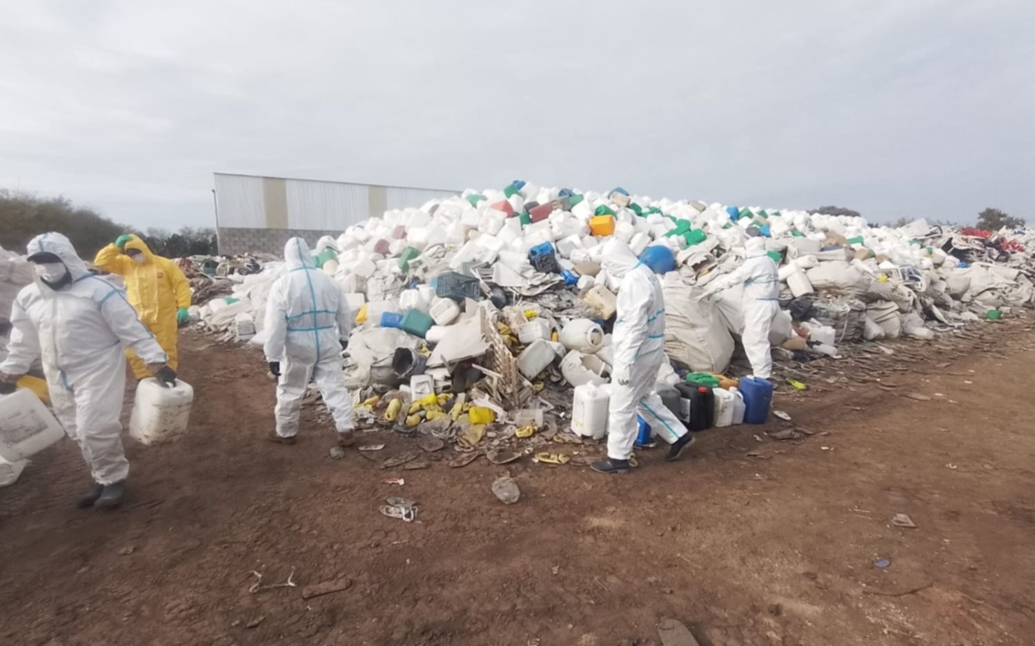 Chivilcoy: en un megaoperativo se secuestraron miles de envases vacíos de fitosanitarios en un predio a cielo abierto