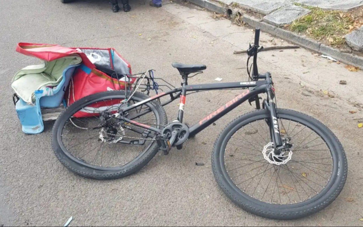 Un repartidor se salvó de milagro tras un terrible accidente con un camión en Los Hornos