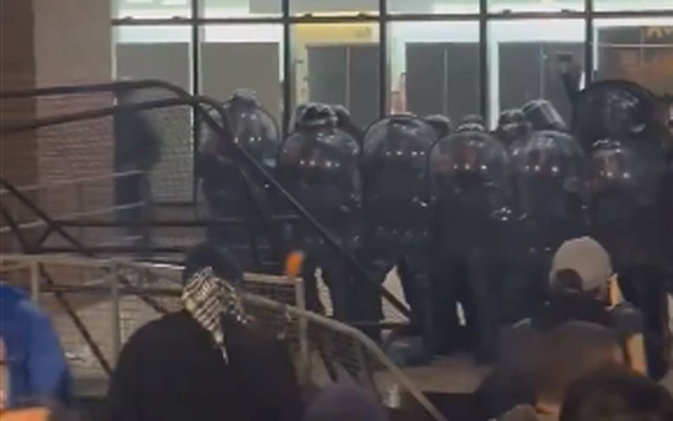 Incidentes en Misiones: docentes se enfrentaron a la policía y entraron al hall de la Legislatura