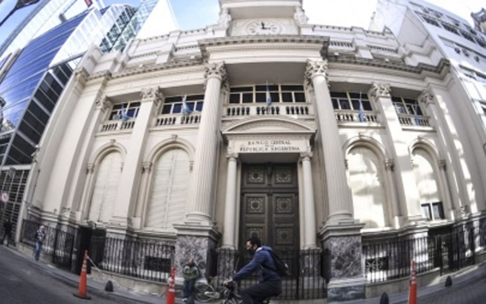 ¿Más cerca de la dolarización? Medida clave del BCRA sobre la "competencia de monedas"